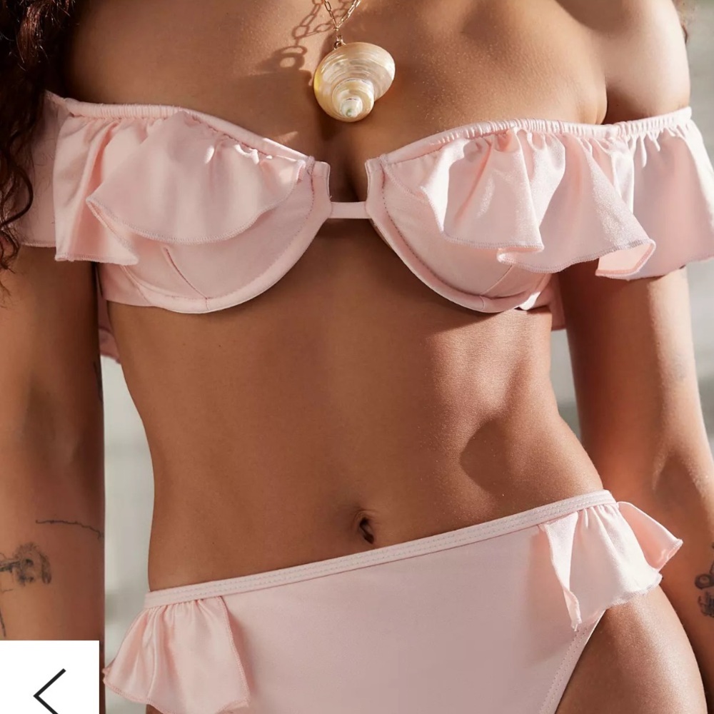 New Dippin Daisys pink ruffle bikini top off shoulder size large satiny